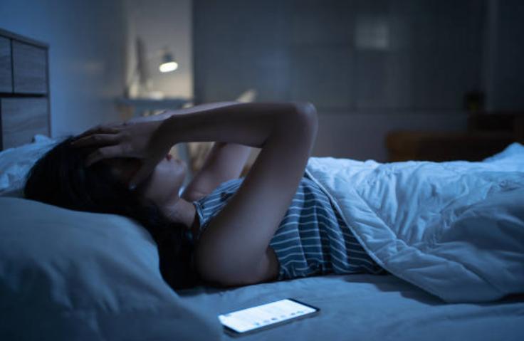 手機會吸引人們注意，導致入睡困難