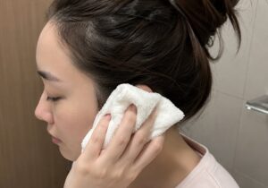 耳朵長痘痘處理方法-熱敷舒緩紅腫