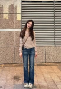 藍色牛仔褲＋米色衣服