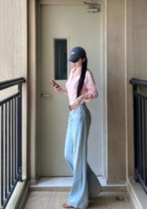 藍色牛仔褲＋粉色衣服