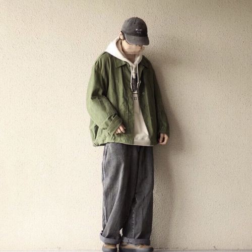 （大地色連帽上衣穿搭示意圖）