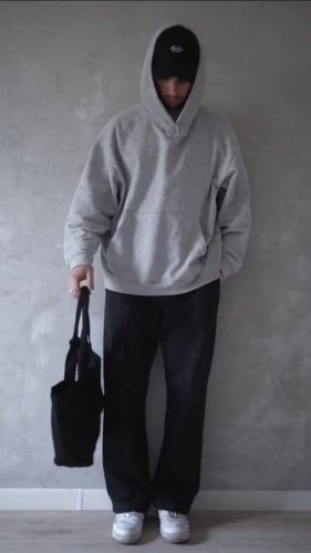 （灰色連帽上衣穿搭示意圖）