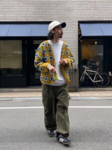 (針織或衛衣＋工裝褲＋帽子)